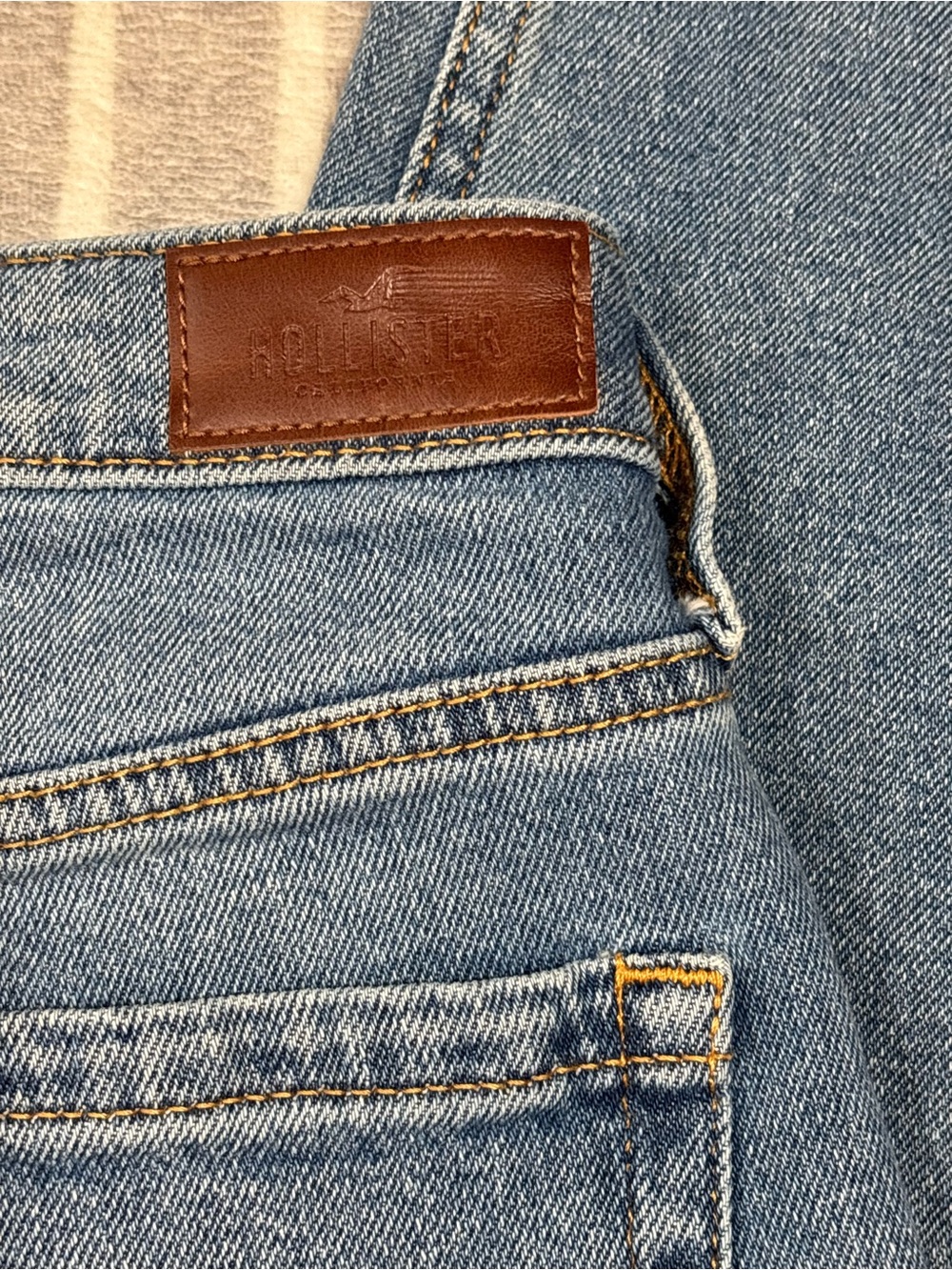 Hollister Jeans, Ultra High-Rise Mom Jeans, Medium Blue Denim, 7R, W28, 28x27 - Picture 7 of 10